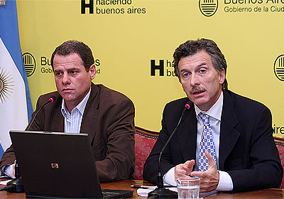 El jefe de Gobierno, Mauricio Macri, y el Ministro de Ambiente y Espacio Pblico, Juan Pablo Piccardo, informaron los arreglos de pavimentos y aceras realizados durante el primer semestre de 2008. Foto: Claudio Spina/GCBA. 