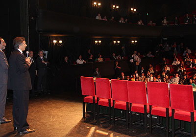 El jefe de Gobierno porteo, Mauricio Macri, junto al Procurador General de la Ciudad, Pablo Tonelli, durante la presentacin realizada en el Teatro Alvear. Foto: Sandra Hernandez/GCBA.