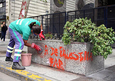 Personal de mantenimiento del Gobierno porteo contina con la tarea de limpiar las pintadas con mensajes antisemitas que aparecieron en distintos puntos de la Ciudad. Foto: Marcela Gabbiani/GCBA.