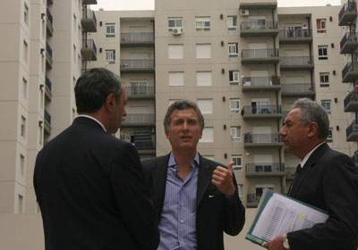 El jefe de Gobierno porteo, Mauricio Macri, encabez hoy un acto de entrega de viviendas en un complejo habitacional ubicado en el barrio de Parque Avellaneda.  Foto Maru Saporiza-gv/GCBA.
