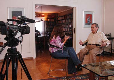 La sociloga Mara Pa Lpez entrevistar a Ral Alfonsn en el programa "La Creciente".