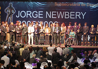 Fernando Gago, ganador del Newbery de Oro, que recibi de manos de Ral Fernndez, Secretario General del Gobierno de la Ciudad, junto a todos los ganadores del Jorge Newbery de Plata.