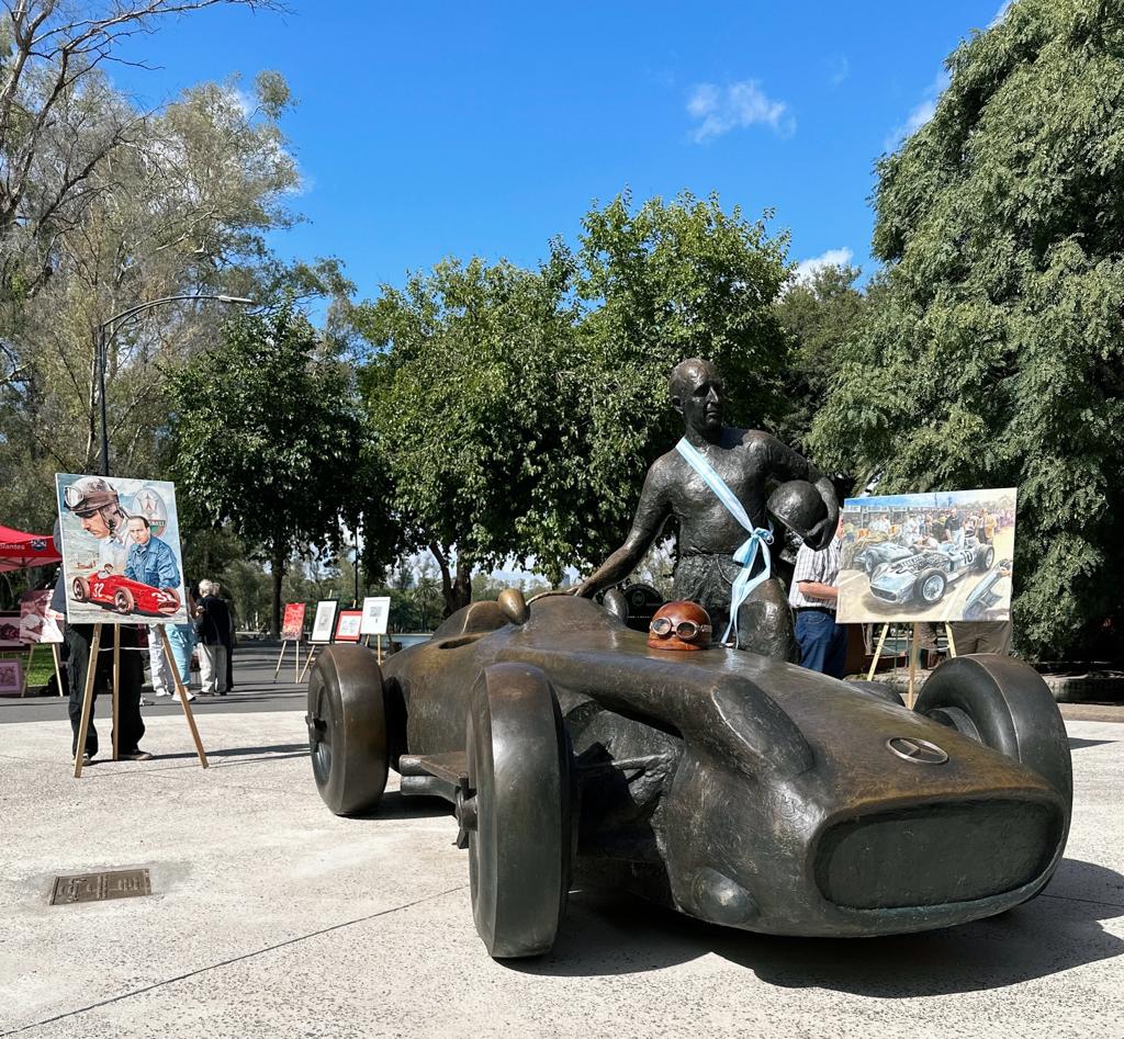 La Ciudad trasladó al Paseo Fangio el monumento dedicado al ídolo argentino