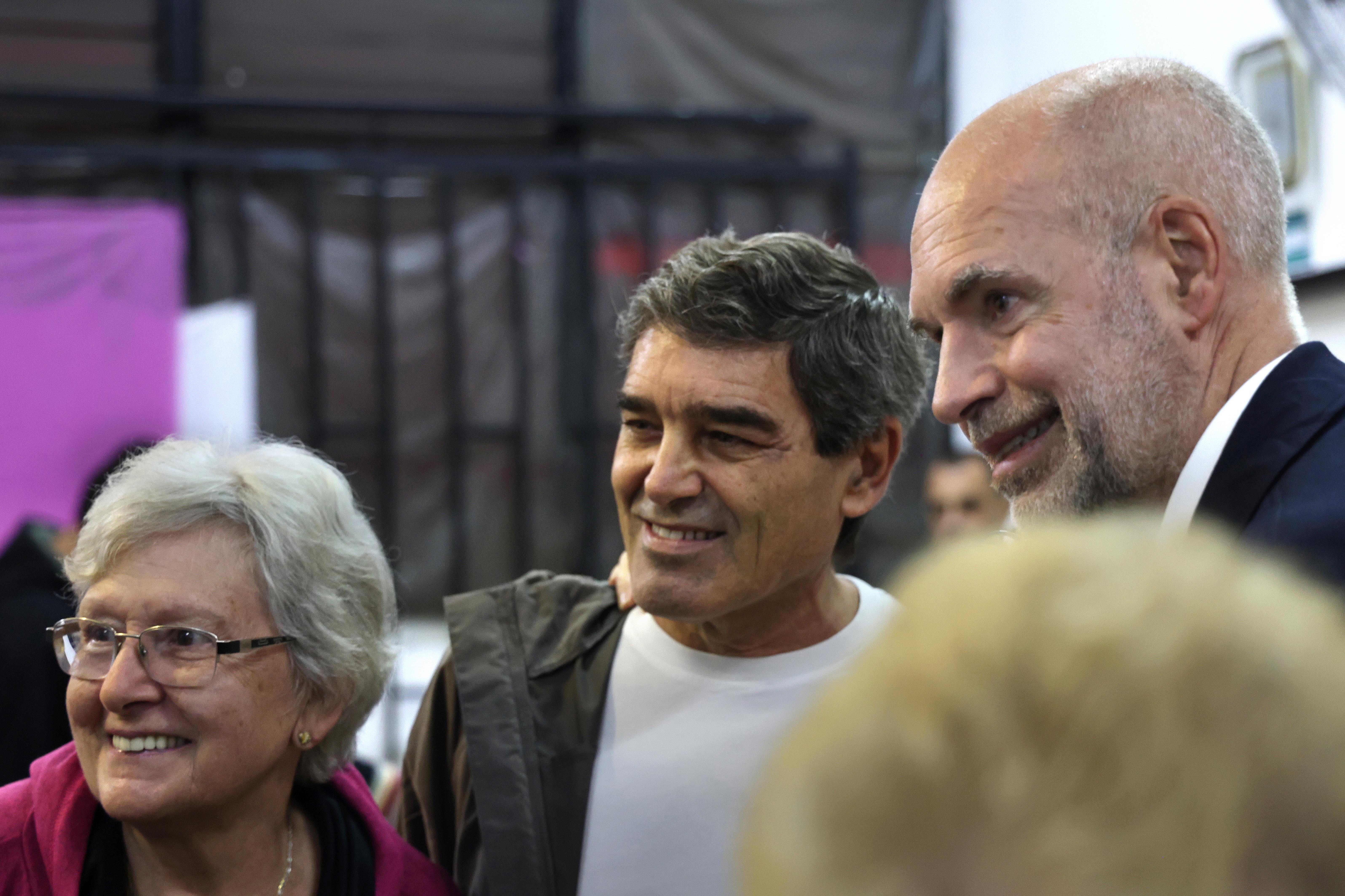 El Jefe de Gobierno visitó un centro de jubilados en Liniers y se reunió con vecinos de Mataderos