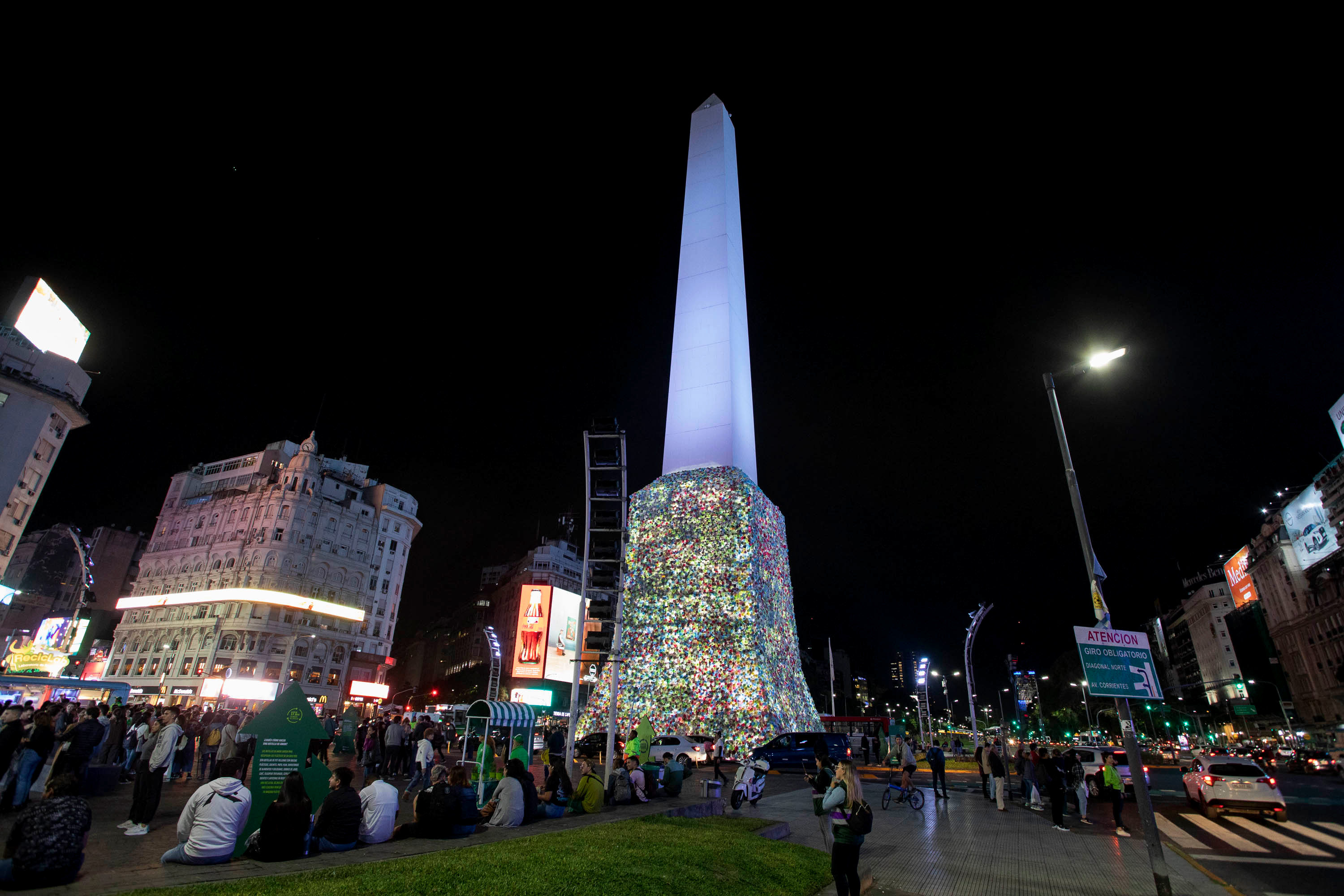 La Ciudad intervino el Obelisco con bolsas plásticas para concientizar por el Día Mundial del Reciclaje