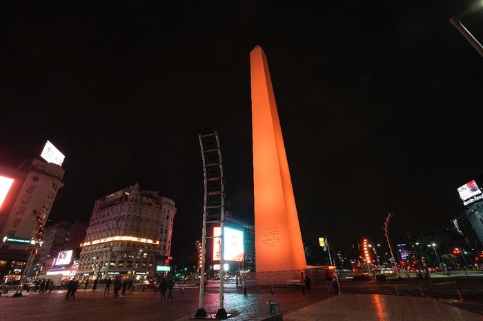 Se iluminan monumentos de naranja en apoyo al Día Mundial de la Seguridad del Paciente