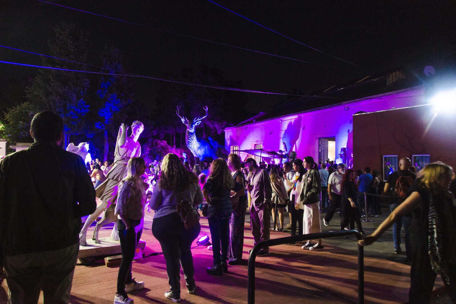 Llega una nueva edición de “Estatuas Bajo las Estrellas”: una noche de arte, música y gastronomía en el taller de esculturas de la Ciudad