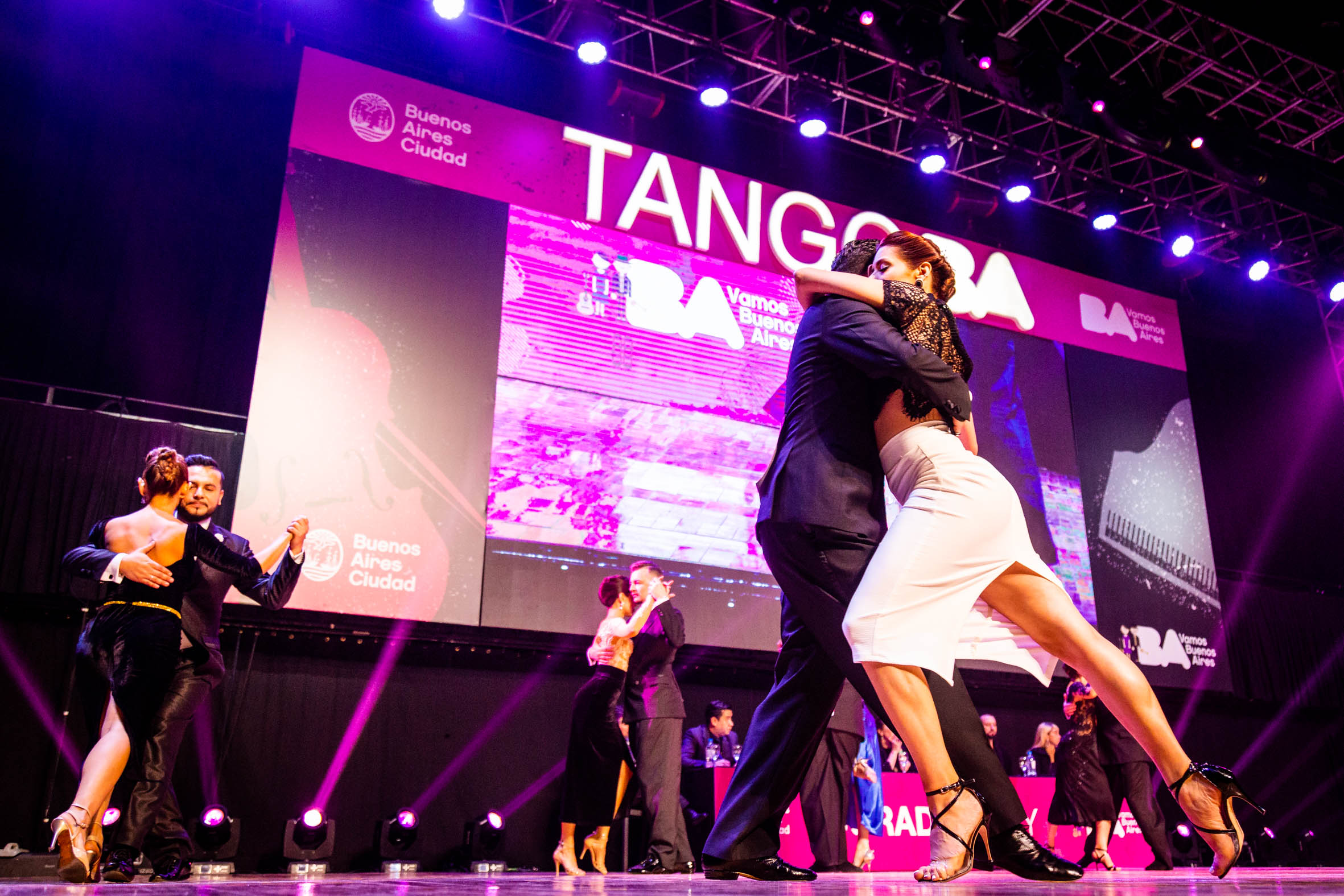 Pareja de tango bailando en escenario