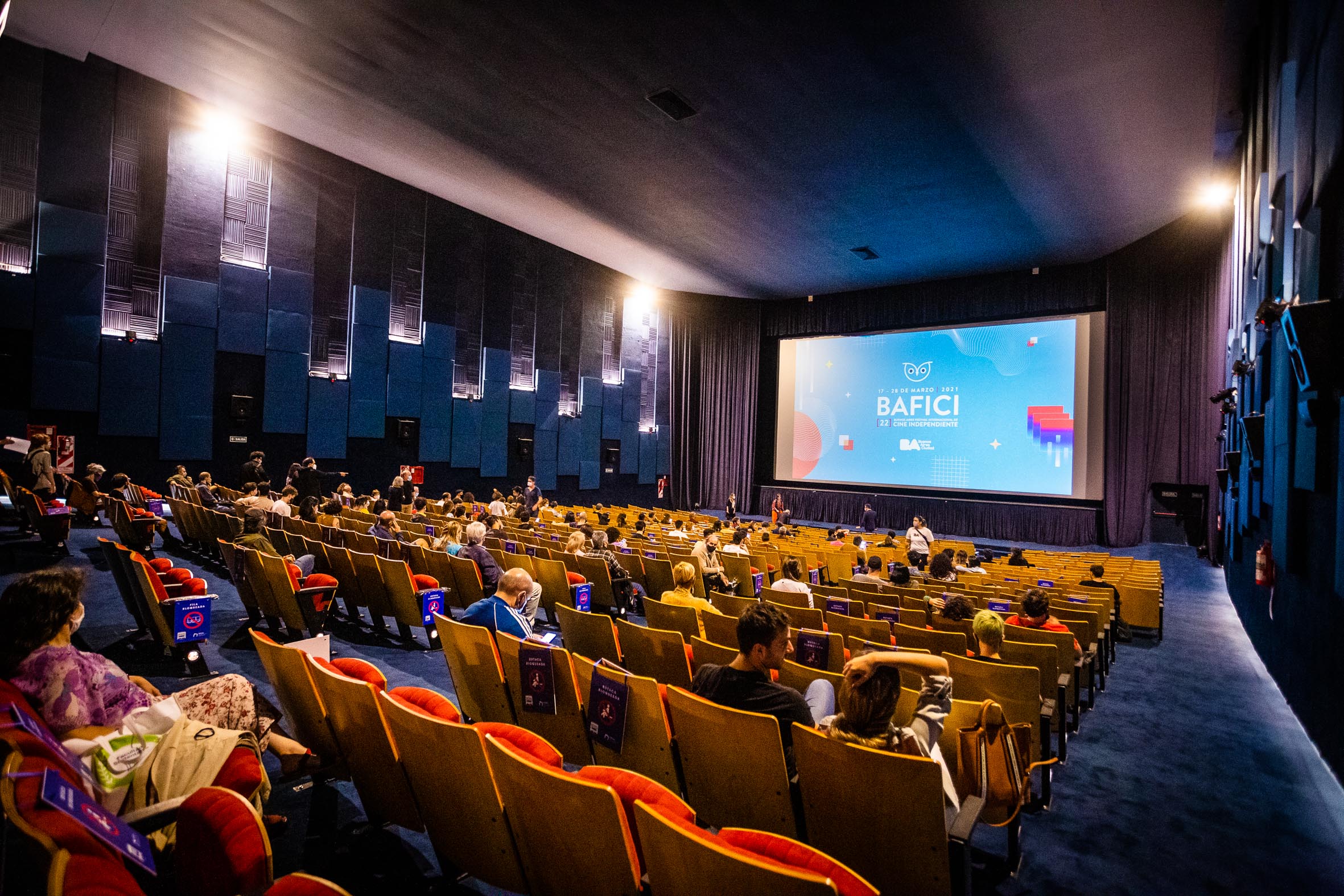 Sala de Cine Gaumont con espectadores
