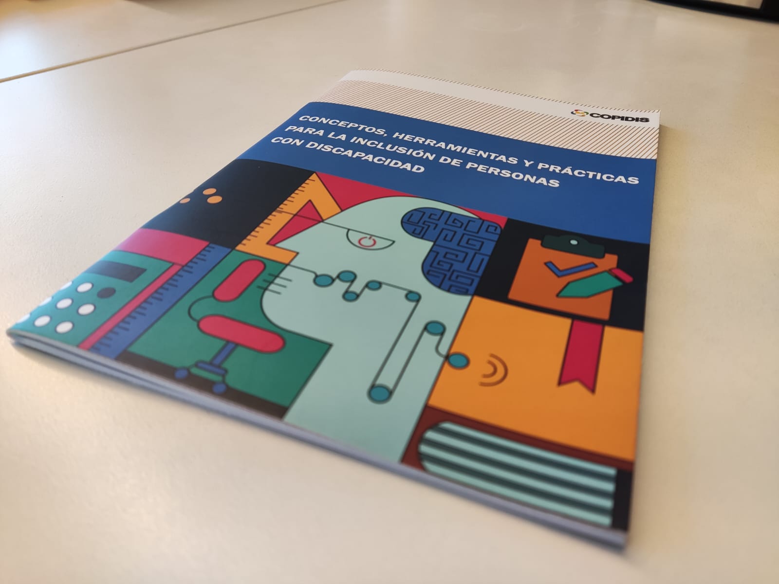 Foto portada del libro impreso en lateral