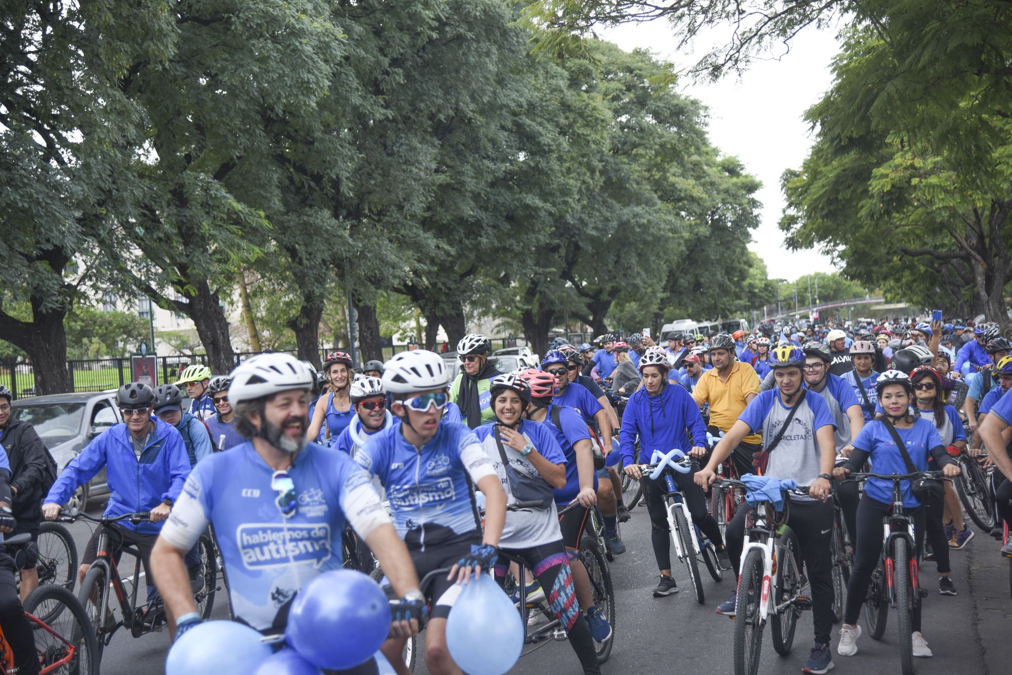 Fotografia en la que se observa a los ciclistas con remeras azules antes de la largada