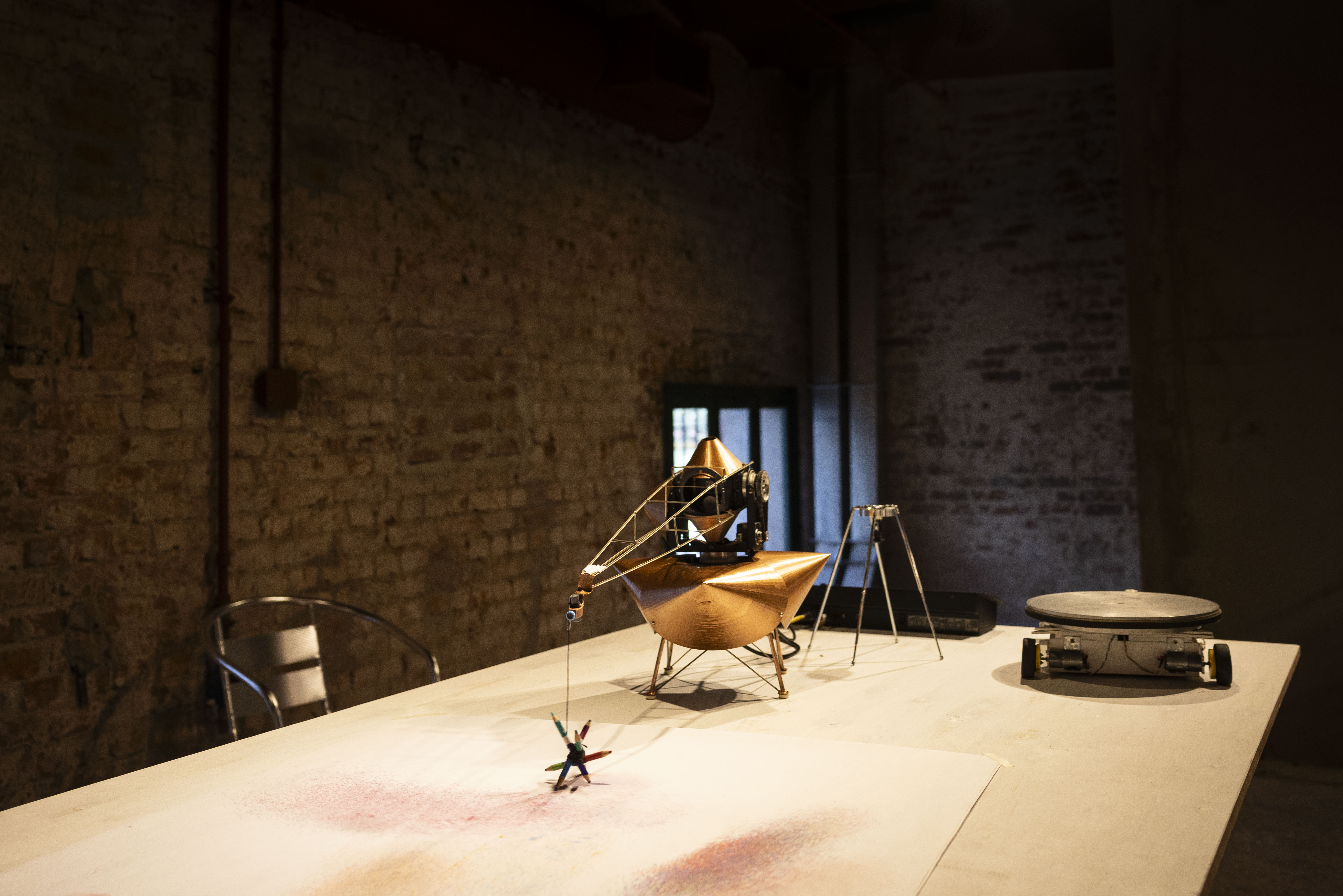 “Performance Robótica de Dibujo” (2023) en Mercado de los Carruajes