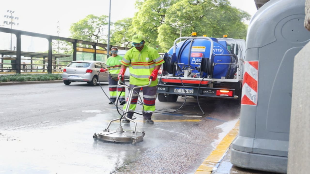 La Ciudad pone en marcha operativos de limpieza intensivos en zonas de alto tránsito 