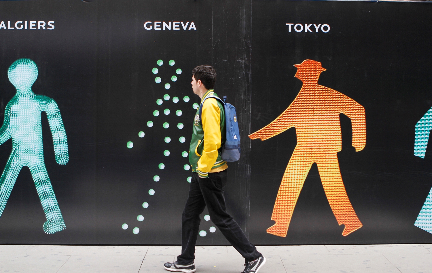 muestra walking men worldwide