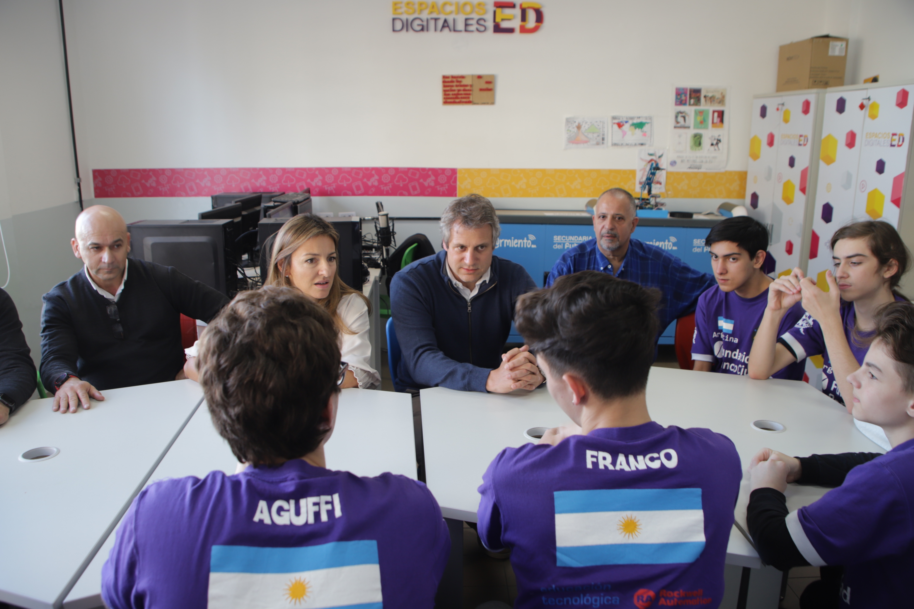 El jefe de Gabinete se reunió con alumnos porteños que participaron en un torneo mundial de tecnología