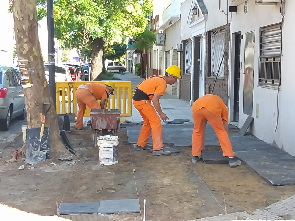 Avanzan los trabajos de reparación de veredas en la Comuna 9