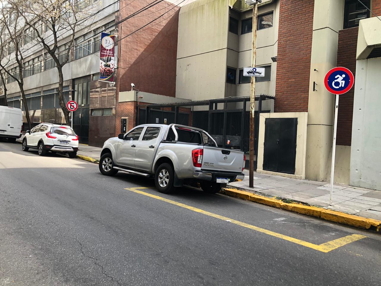 Ya se pueden denunciar autos mal estacionados a través del WhatsApp de la Ciudad