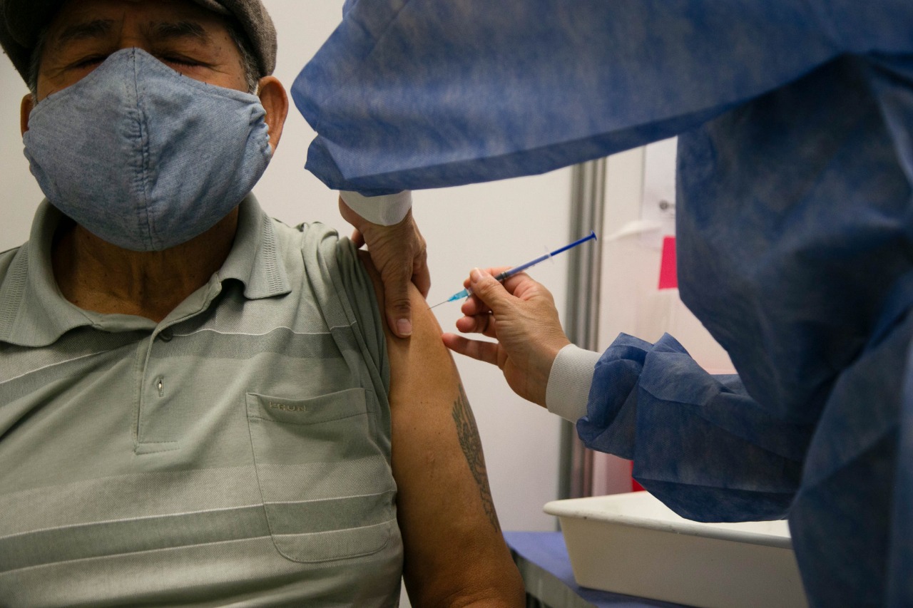 Más de 10 mil mayores de 50 años ya recibieron una dosis adicional de la vacuna contra el COVID-19