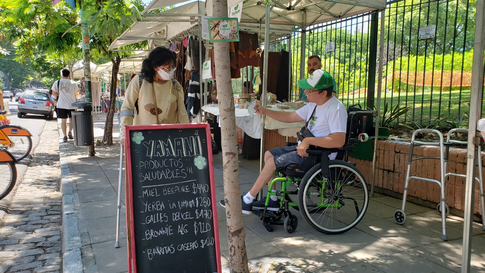 Emprendedores con discapacidad de la Ciudad llevaron adelante otra feria