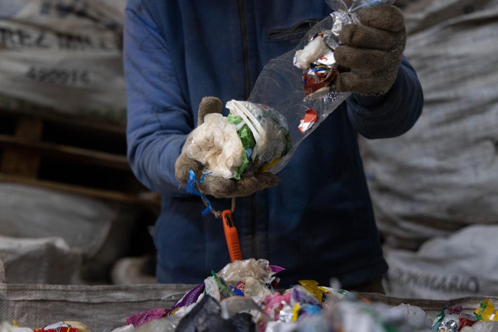 Botellas de amor: cómo transforman los desechos plásticos en muebles, pisos y juegos para chicos