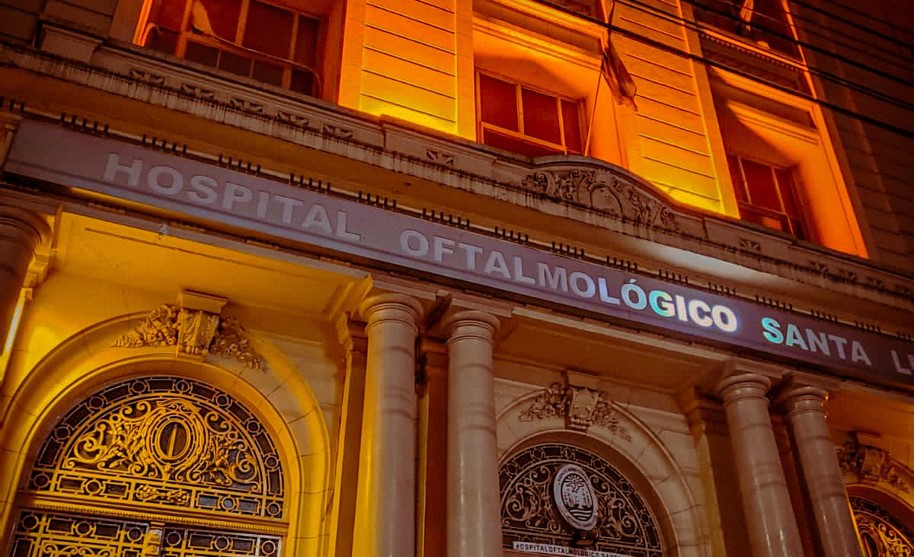 En la Ciudad se iluminaron edificios públicos de color naranja para concientizar sobre el Día Mundial de la Seguridad del Paciente