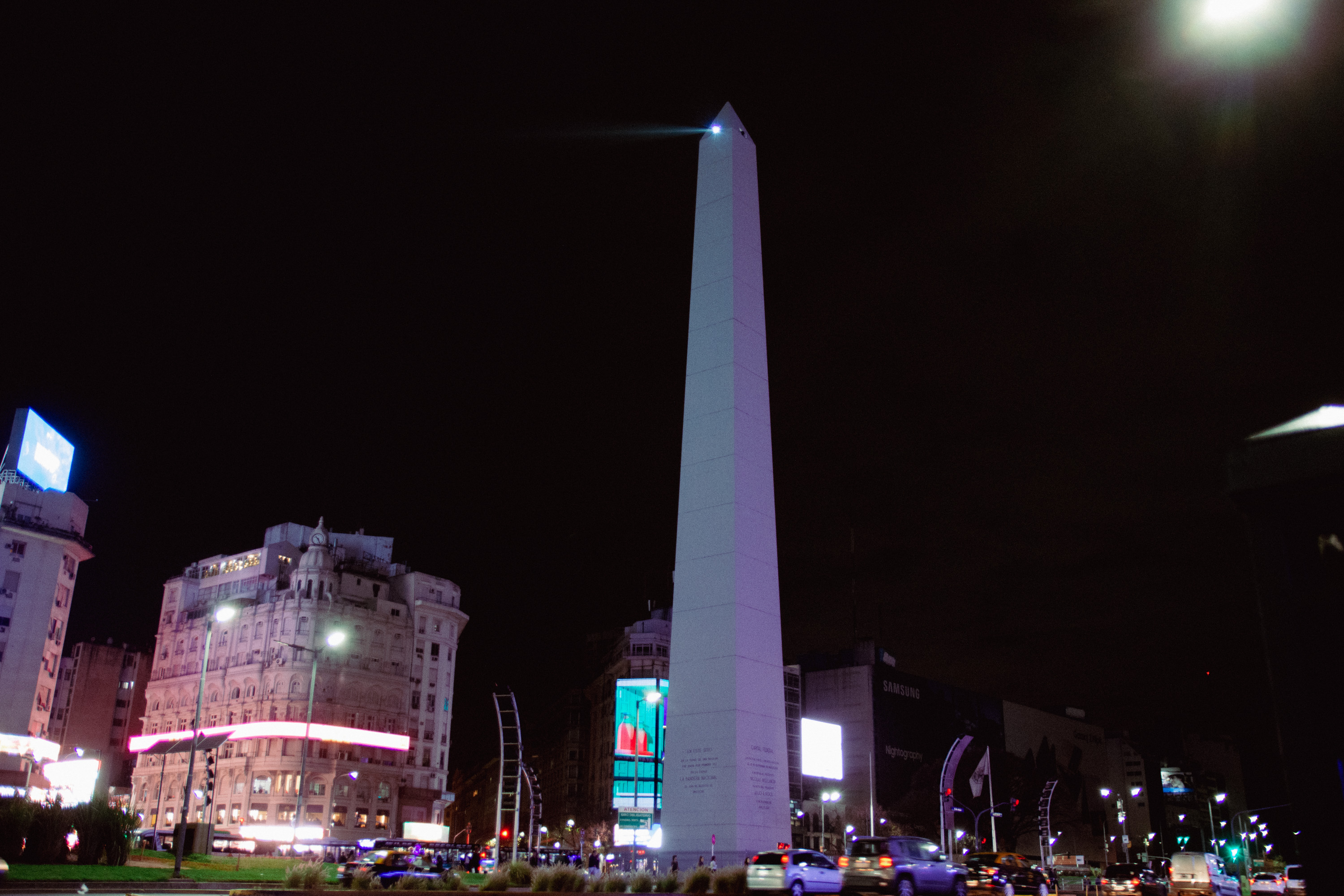 El Obelisco se convierte en un Faro Verde durante el C40