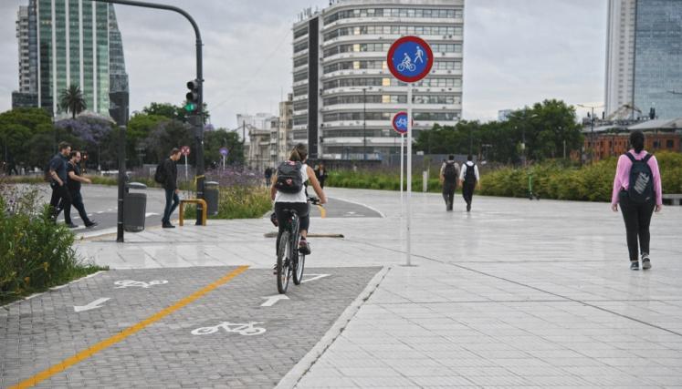 Movilidad sostenible: peatonalización y ciclovías en el Paseo del Bajo.