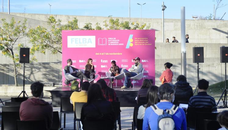 La tercera edición de la Feria de Editoriales y Librerías de Buenos Aires se realizó al aire libre en la Plaza Brasil, con una programación pensada para público juvenil.