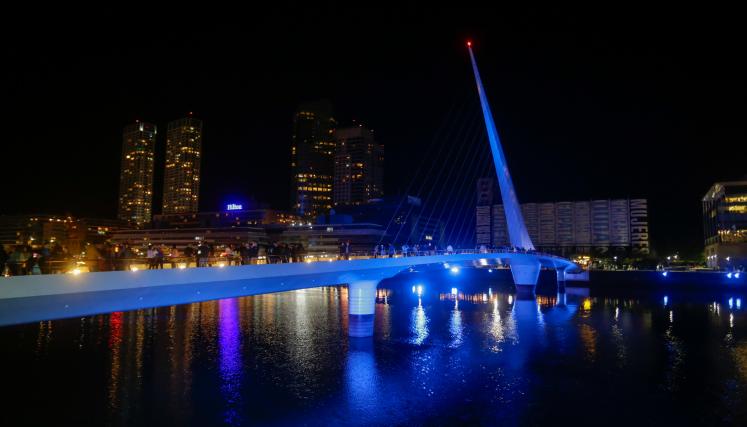 Puente de la Mujer iluminado en apoyo a israel.jpg