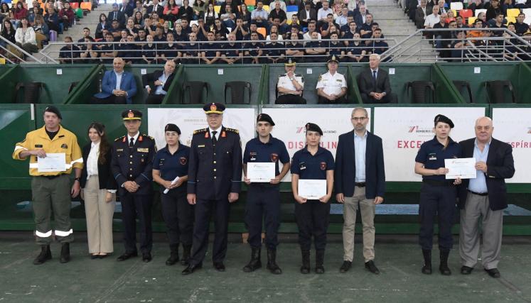 Autoridades y funcionarios participaron del acto y entregaron premios a los bomberos destacados del año y se conmemoró a los caídos en cumplimiento del deber.