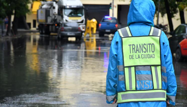 La Ciudad desplegó un operativo de emergencia por la tormenta y las fuertes lluvias, que ya superan en 20 milímetros el promedio de todo marzo