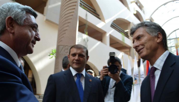 El jefe de Gobierno porteño, Mauricio Macri, saluda al presidente de Armenia, Serzh Sargsyan y al Alcalde Taron Margaryan.