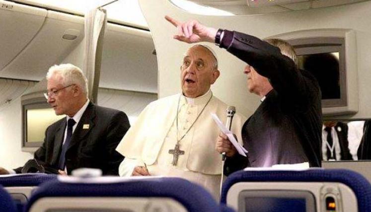 El Papa dialogó por 45 minutos con los periodistas que lo acompañaban en el vuelo de regreso a Roma. Foto: Aica
