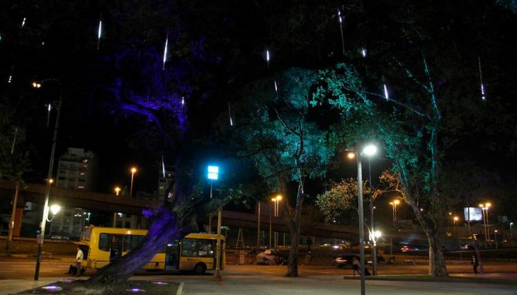 Nueva iluminación LED en Plaza Constitución. Foto: Atención Ciudadana/GCBA.