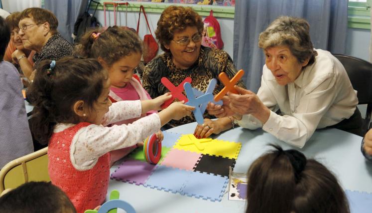 Juegos intergeneracionales para promover el envejecimiento activo. Foto: Ministerio de Desarrollo Social/GCBA.