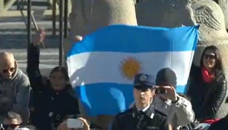 La bandera celeste y blanca brilló en la Plaza San Pedro. Foto: Captura TV de News.va Español
