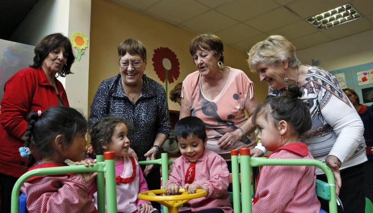 Juegos intergeneracionales para promover el envejecimiento activo. Foto: Ministerio de Desarrollo Social/GCBA.