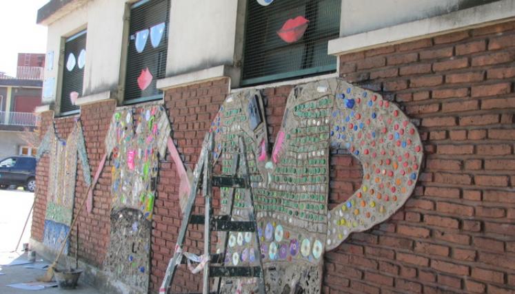 El arte de reciclar y crear un mural al mismo tiempo en tres escuelas porteñas. Foto: https://www.facebook.com/EducacionBA