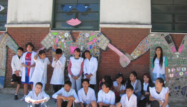 El arte de reciclar y crear un mural al mismo tiempo en tres escuelas porteñas. Foto: https://www.facebook.com/EducacionBA