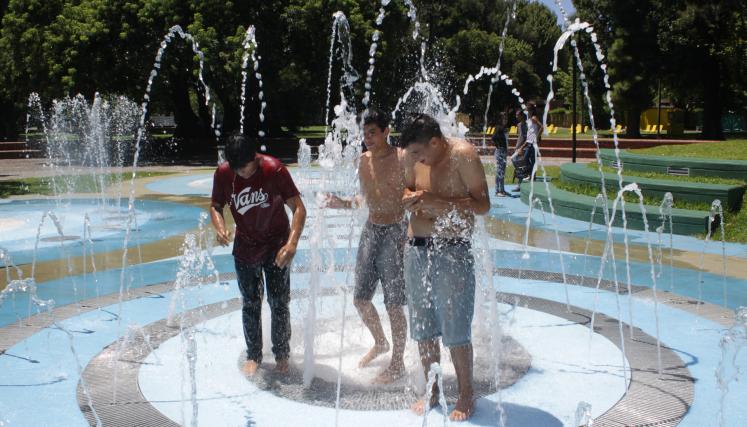 Los porteños disfrutan de los nuevos juegos de agua en Palermo