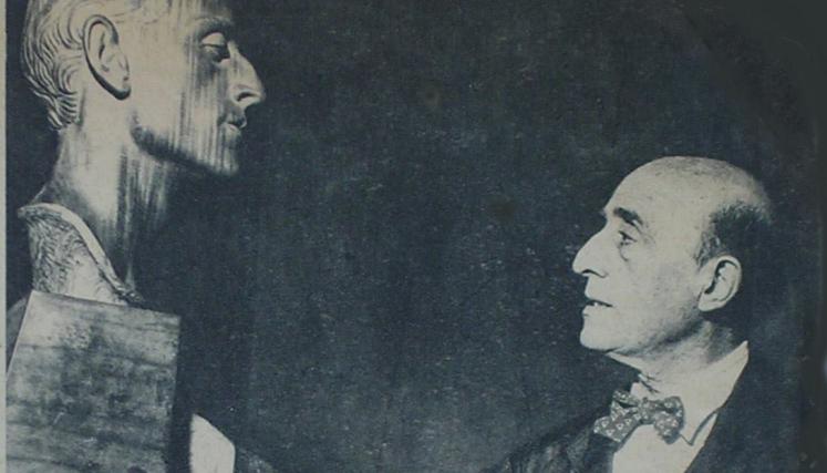 Quinquela Martín posa junto al retrato que le hiciera Agustín Riganelli en 1952