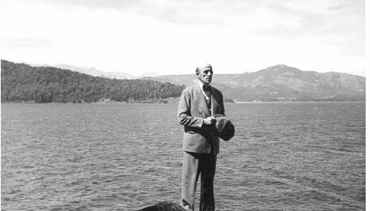 Quinquela posa para la fotografía junto al lago Nahuel Huapi- Bariloche 1948