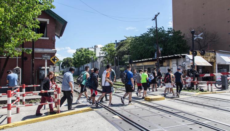 Momento del cruce peatonal en el ferrocarril San Martín.