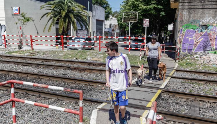 Peatones cruzando en las vías del Ferrocarril San Martín.
