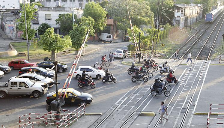 Levantan las barreras del Ferrocarril San Martín y las motos salen primero.