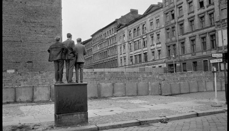 Muro de Berlín. Berlín Occidental, Alemania Occidental, 1962 © Henri Cartier-Bresson / Magnum Photos 