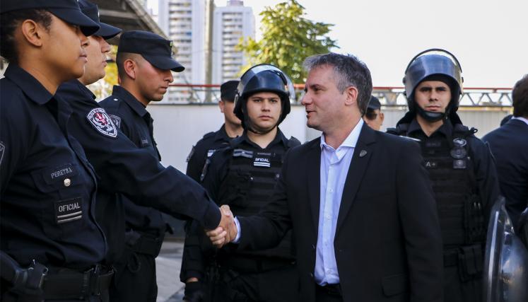 El secretario de Justicia y Seguridad de la Ciudad, Marcelo D´Alessandro saludando a miembros del DOUCAD