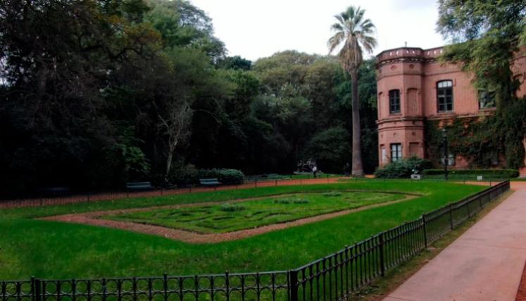 El edificio principal del Jardín Botánico está revestido en su exterior de ladrillos rojizos, que justifican el simpático nombre que alguna vez se le dio entre los porteños: “El Castillo de Chocolate”