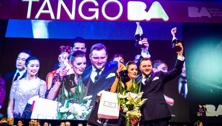 Maksim Gerasimov y Agustina Piaggio, los ganadores en Tango de Pista 2019. Foto de Festivales BA.