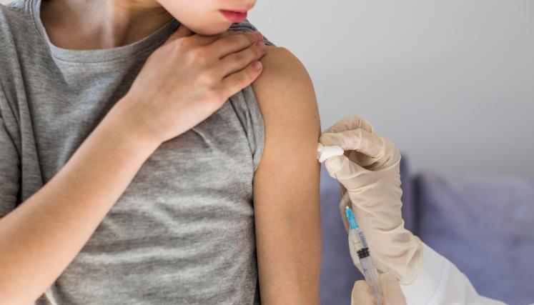 niña recibiendo su vacuna en el brazo